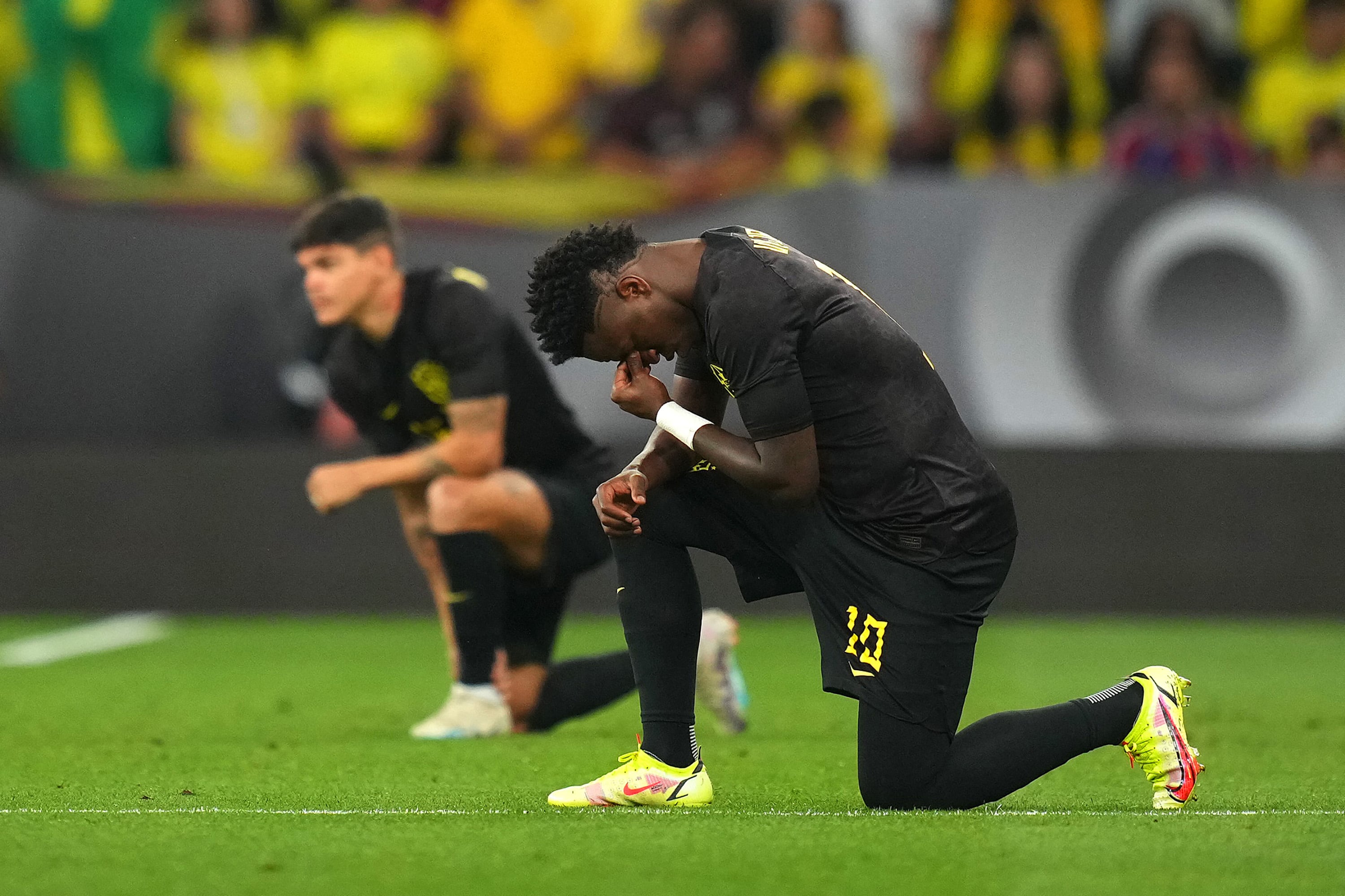 Vinicius, justo antes del pitido inicial del colegiado en el Brasil - Guinea. (Photo by Alex Caparros/Getty Images)