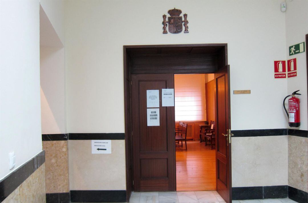 Acceso a una de las salas de la Audiencia Provincial