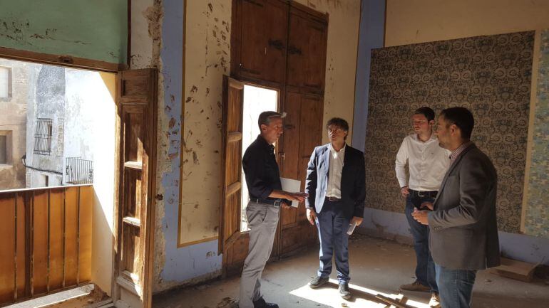 Colomer junto al alcalde de Requena, Mario Sánchez, en una visita a uno de los locales que se baraja para el CdT