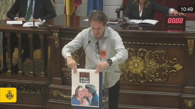 Grezzi exhibe un cartel contra Catalá y Mazón en el pleno del Ayuntamiento de València