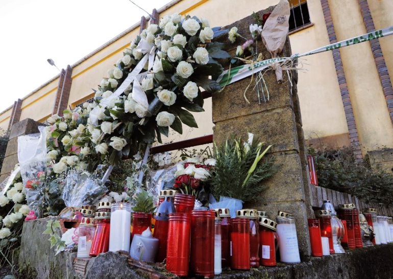 Coronas y velas que continúan llegando al altar improvisado ante la nave donde fue hallado el cuerpo sin vida de Diana Quer, en el lugar de Asados, en Rianxo 