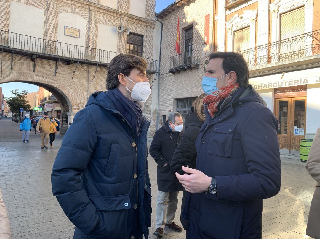 Pablo Montesinos charla con Guzmán Gómez durante su visita a Medina del Campo