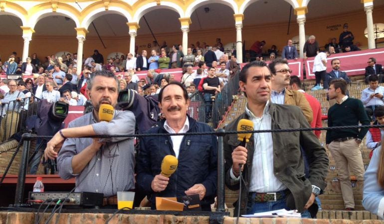 Manolo Molés, en el centro de la imagen, junto a Paco García, a la izquierda, y Emilio Trigo