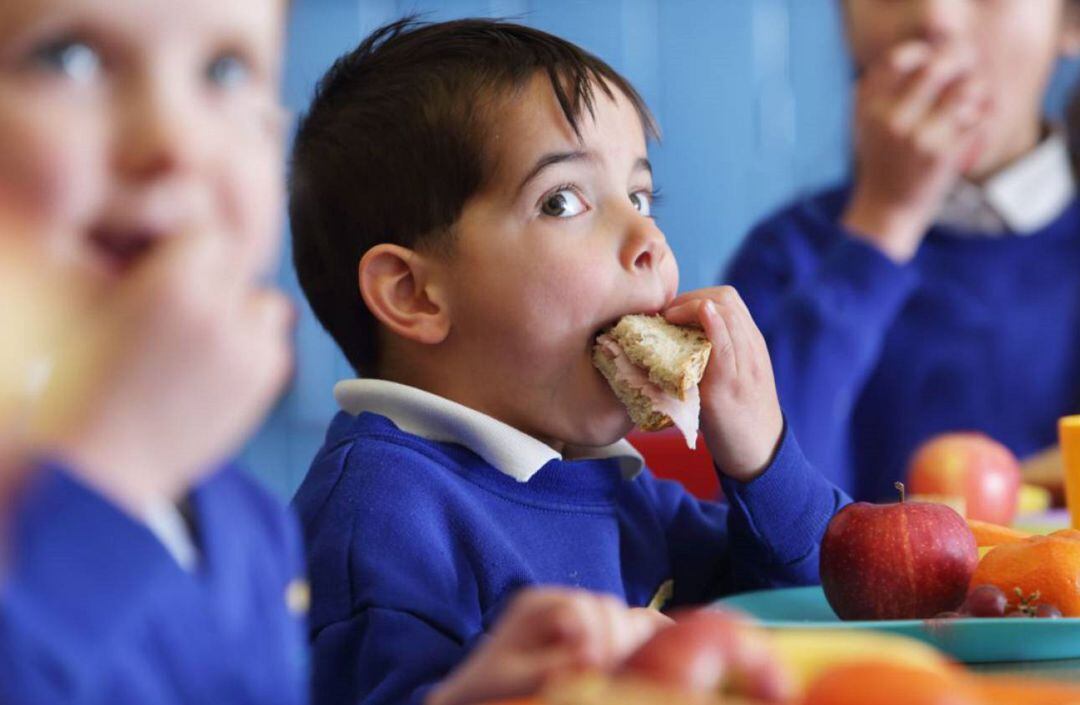 La Junta garantiza la alimentación de dos mil alumnos becados en la provincia de Cuenca durante el tiempo que los colegios permanezcan cerrados.