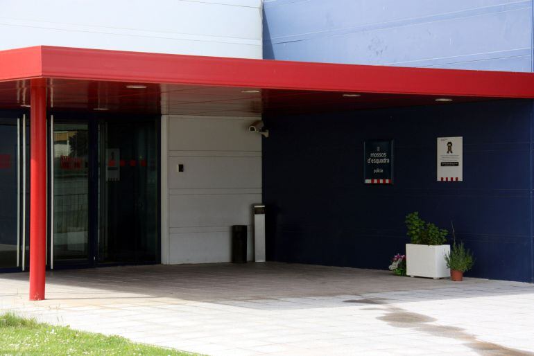 Primer pla de la comissaria dels Mossos d'Esquadra, a Tàrrega, el 9 de maig de 2016.