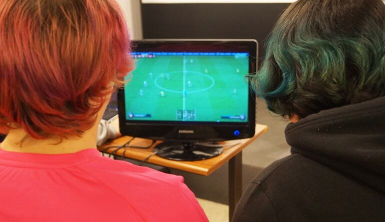 Dos mujeres jugando a videojuegos en la presentación del &quot;Challenge Play for Women&quot;