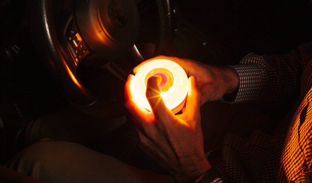 Fotografía de archivo de una baliza V-16 Help Flash IoT.