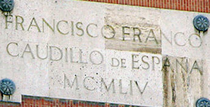 La placa con el lema &#039;Francisco Franco Caudillo de España&#039; del Cuartel General del Ejército del Aire en Madrid