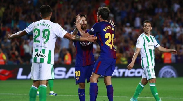 Leo Messi y Sergi Roberto celebran uno de los goles del argentino ante el Betis