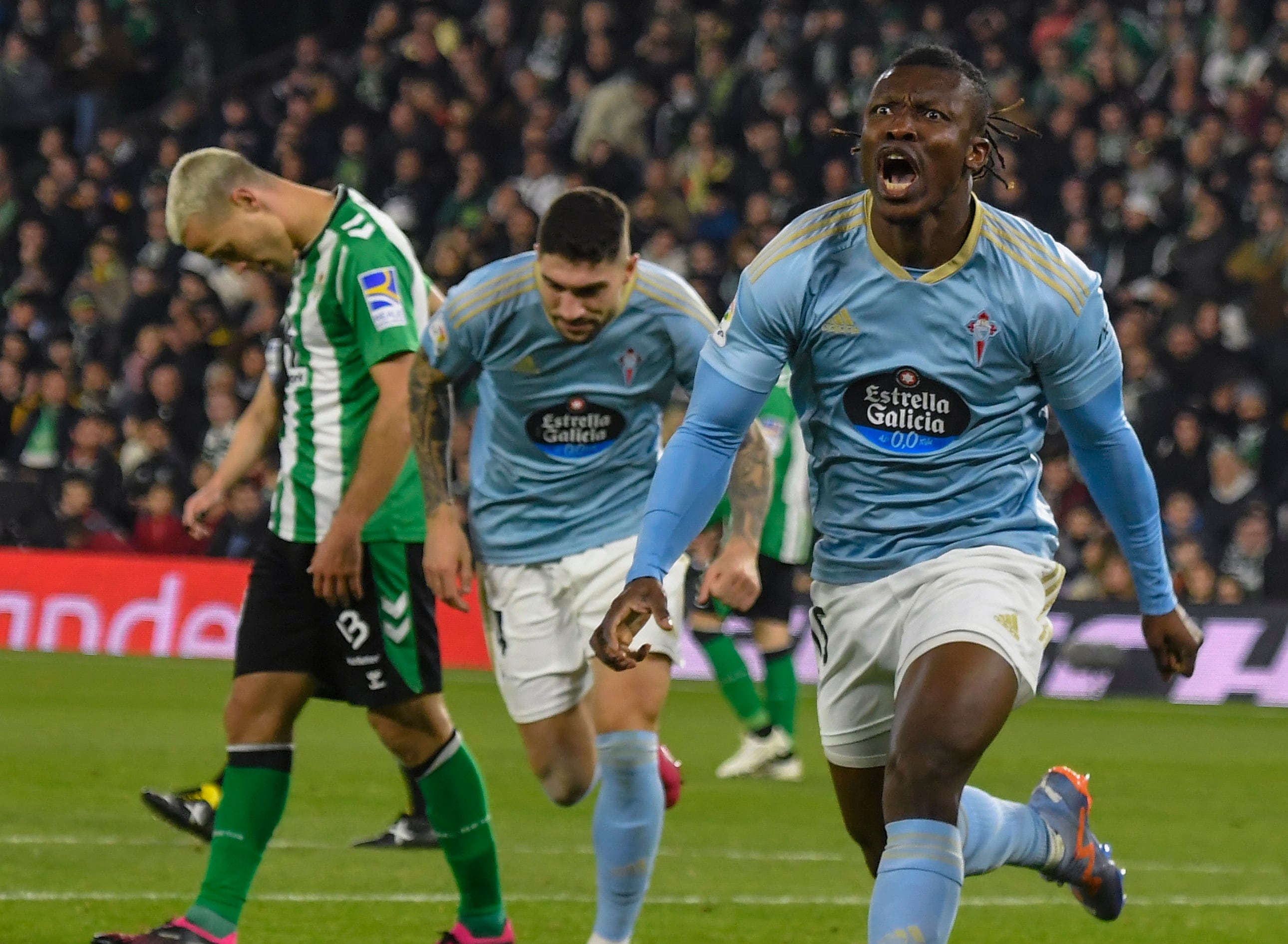 SEVILLA, 04/02/2023.- El ghanés Joseph Aidoo (d), del Celta, celebra su gol, cuarto del equipo, durante el partido de la jornada 20 de la Liga Santander que Real Betis y Celta de Vigo disputan este sábado en el estadio Benito Villamarín, en Sevilla. EFE/ Raúl Caro.
