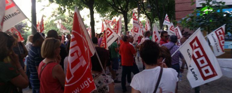 Concentración de delegados a las puertas de la empresa Ramón García convocada en su momento por el despido del representante de los trabajadores