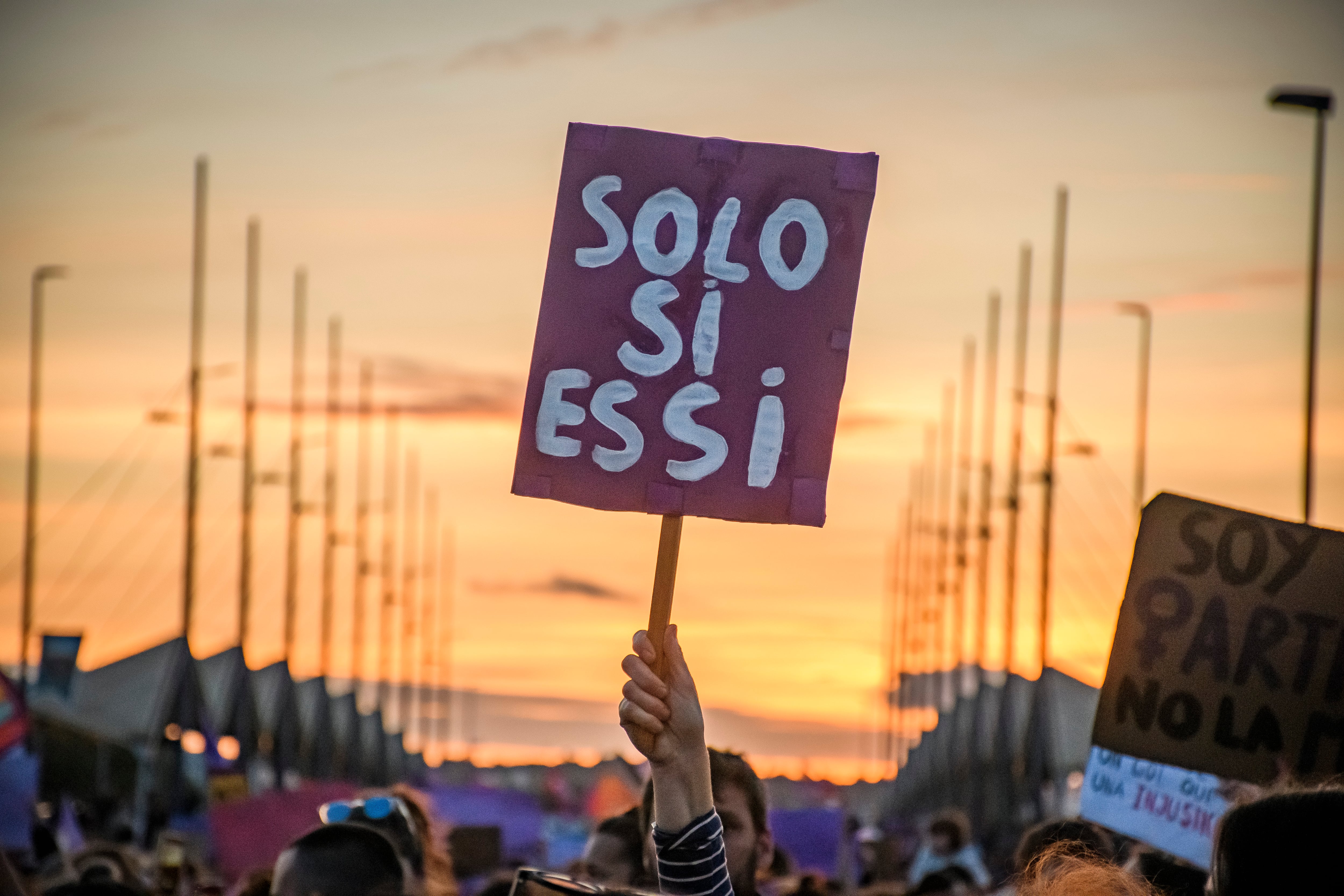 Una manifestante muestra una pancarta con el lema &quot;Solo si es sí&quot; durante la marcha convocada por el 8 de marzo