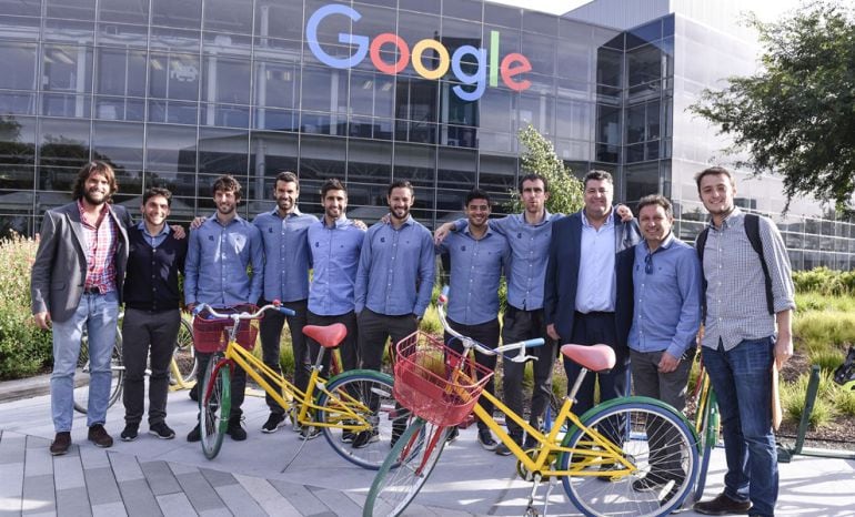 Vela posa con otros compañeros a la entrada de la sede Google en San José durante la gira de la Real por EEUU