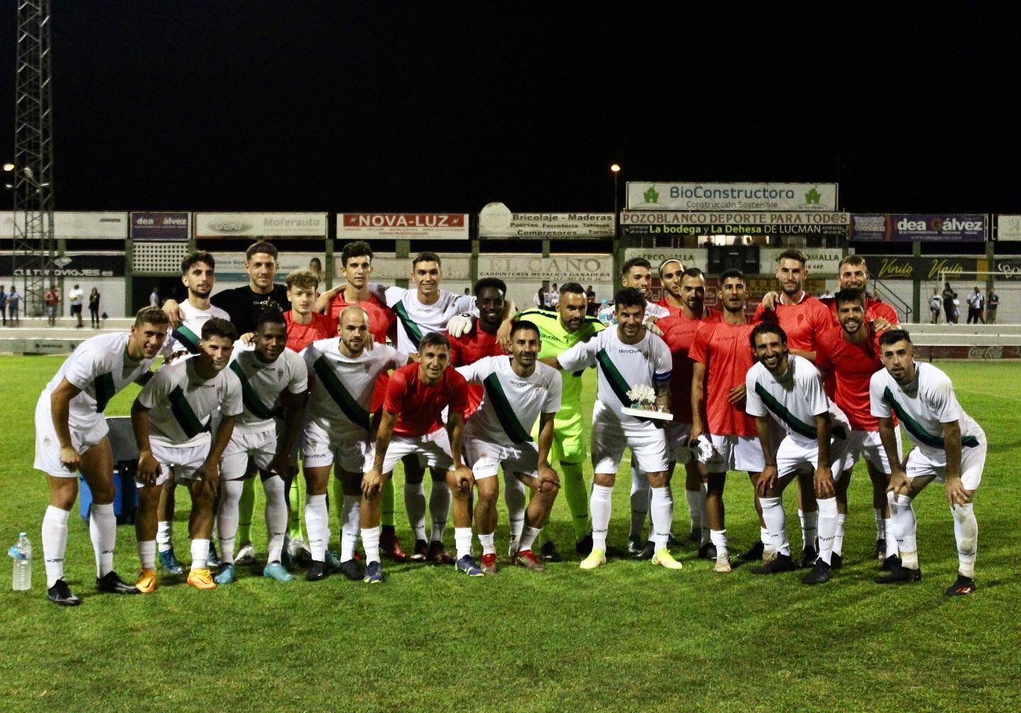 Los jugadores del Córdoba CF tras conseguir el XX Trofeo Juan Sepúlveda.