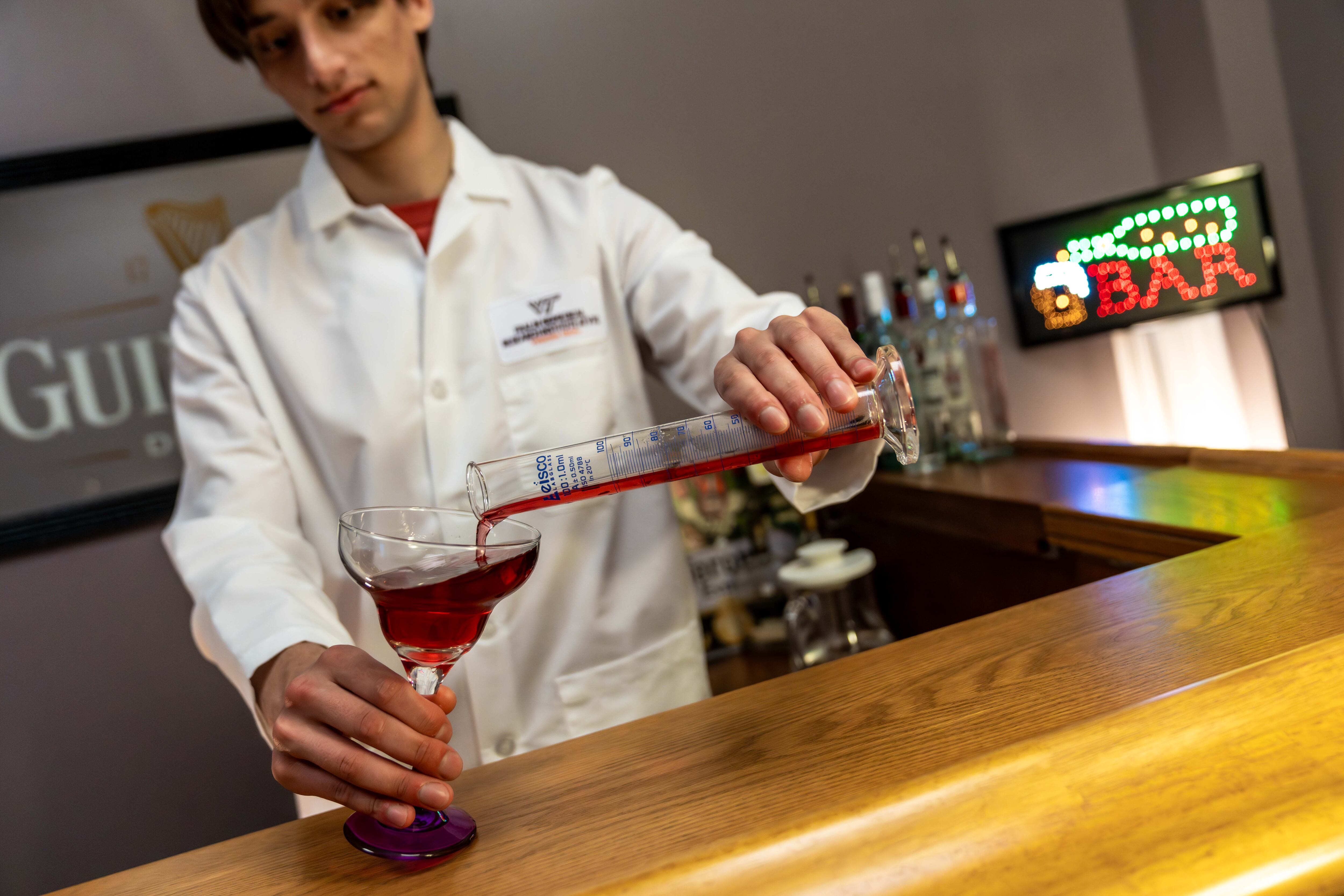 Los investigadores del Instituto de Investigación Biomédica Fralin descubrieron que, tras tomar un cóctel, los participantes en el estudio que tomaban medicamentos para la diabetes y la pérdida de peso experimentaban un retraso en los efectos del alcohol. Credito: Virginia Tech