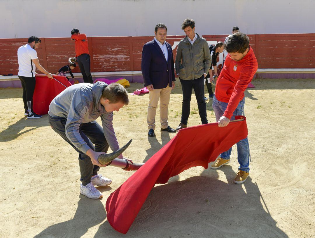 El delegado del Gobierno de la Junta de Andalucía en Sevilla, Ricardo Sánchez, contempla la labor de dos alumnos de la Escuela Taurina de Utrera