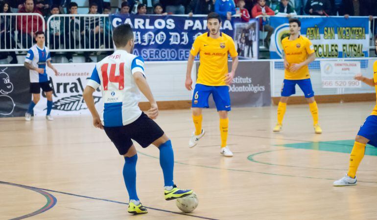 Pipi controla el balón durante el partido de ayer