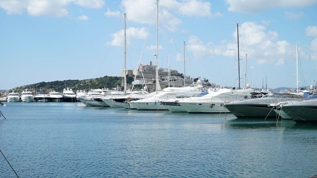 Imagen de archivo de embarcaciones de recreo amarradas en el Puerto de Ibiza