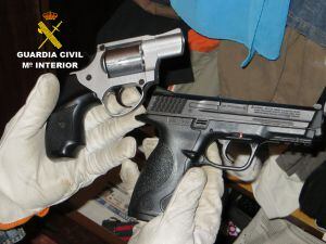 Pistolas intervenidas en la detención