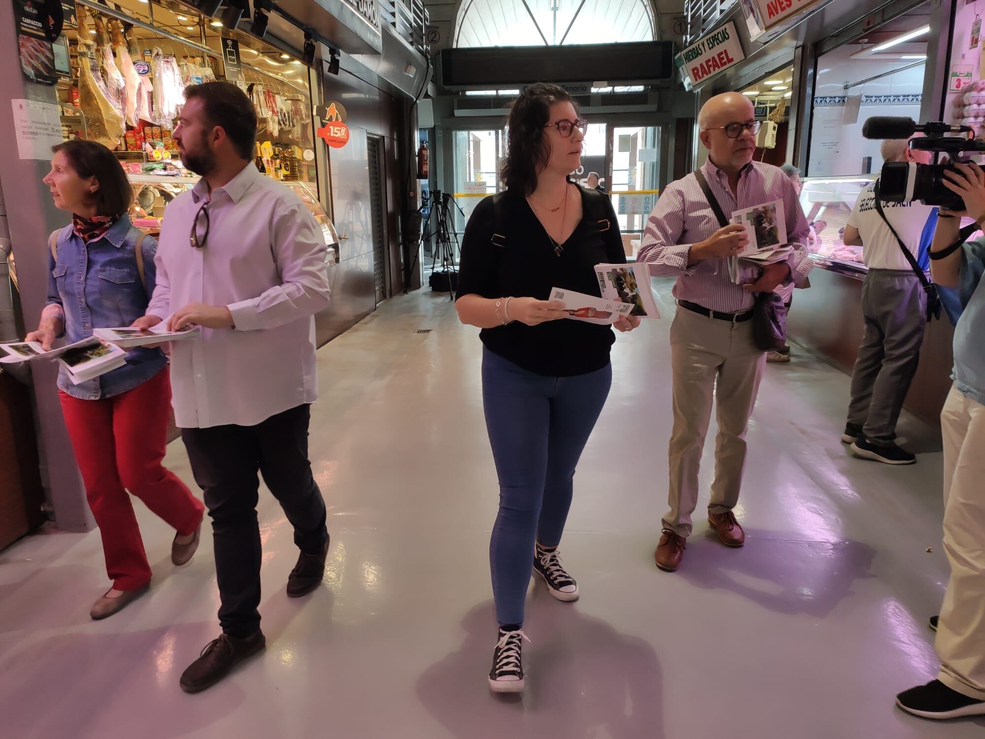 La candidata de &#039;Para la Gente&#039;, Carmen Soria, junto a otros miembros de la candidatura durante un reparto electoral en el Mercado de San Francisco de Jaén