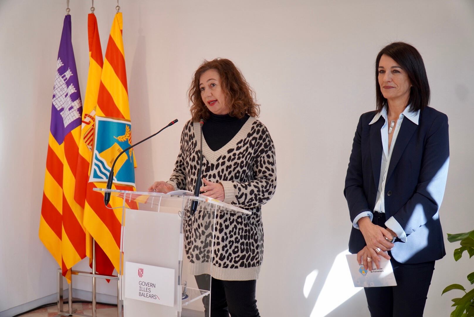Armengol tras la reunión del Consell de Govern en Formentera junto a la presidenta Ana Juan