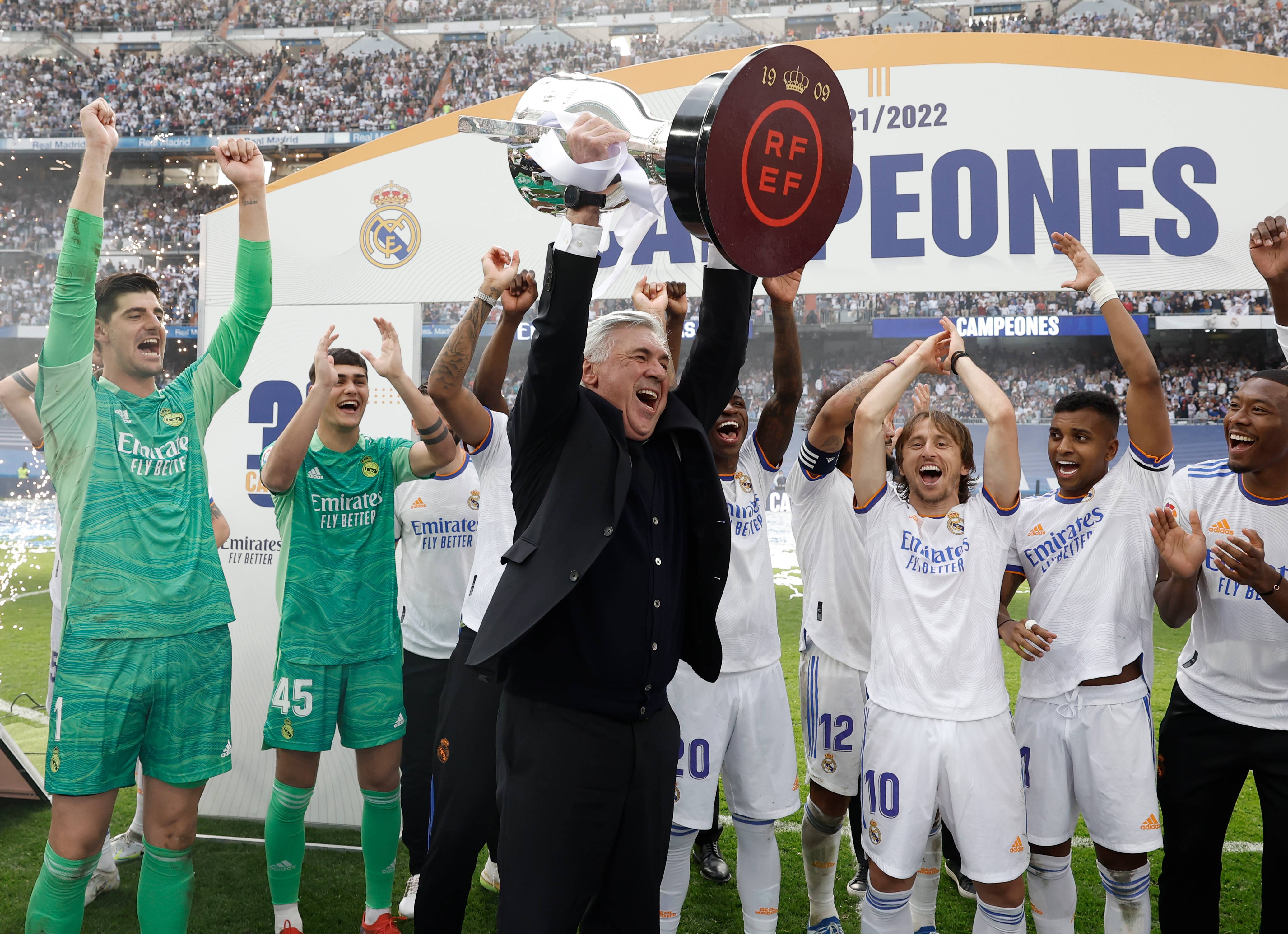 Carlo Ancelotti levanta el trofeo de liga conseguido en 2022