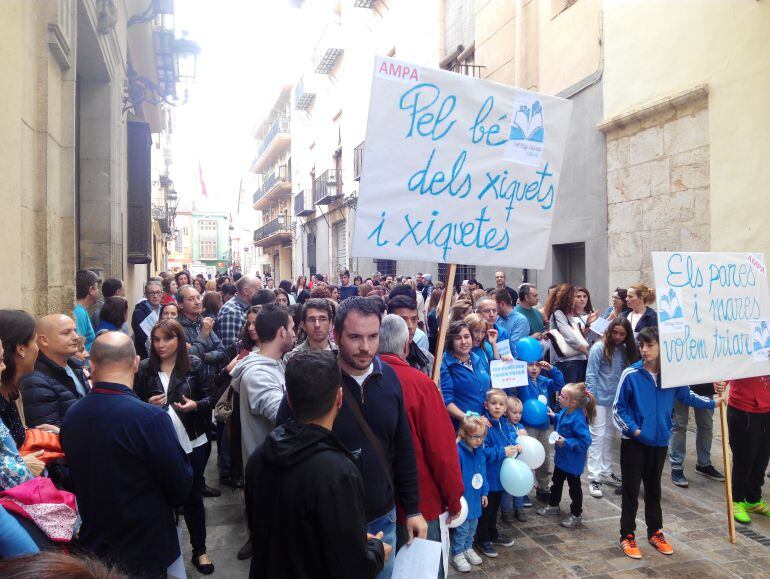 Protestas ante el conseller Marzà del AMPA del colegio Claret en Xàtiva