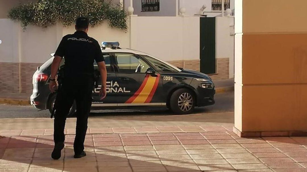 Un agente de la policía nacional en un centro educativo