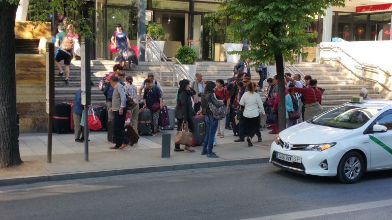 Los turistas abandonan un hotel tras su estancia en Granada