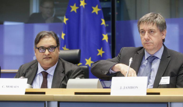 El ministro belga de Interior, Jan Jambon (derecha), y el miembro del Parlamento Europeo Claude Moraes (izquierda), durante la comparecencia ante la comisión de Interior, Justicia y Libertades Civiles (LIBE) del Parlamento Europeo.