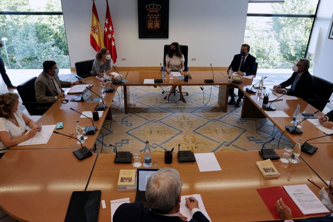 La presidenta de la Mesa de la Asamblea de Madrid, Eugenia Carballedo (c) preside la primera reunión de dicho organismo celebrada este viernes. 