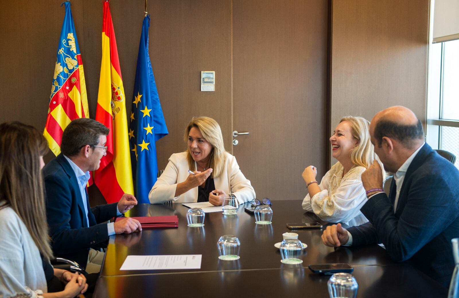 Reunió entre la consellera i membres de l'Ajuntament d'Ontinyent
