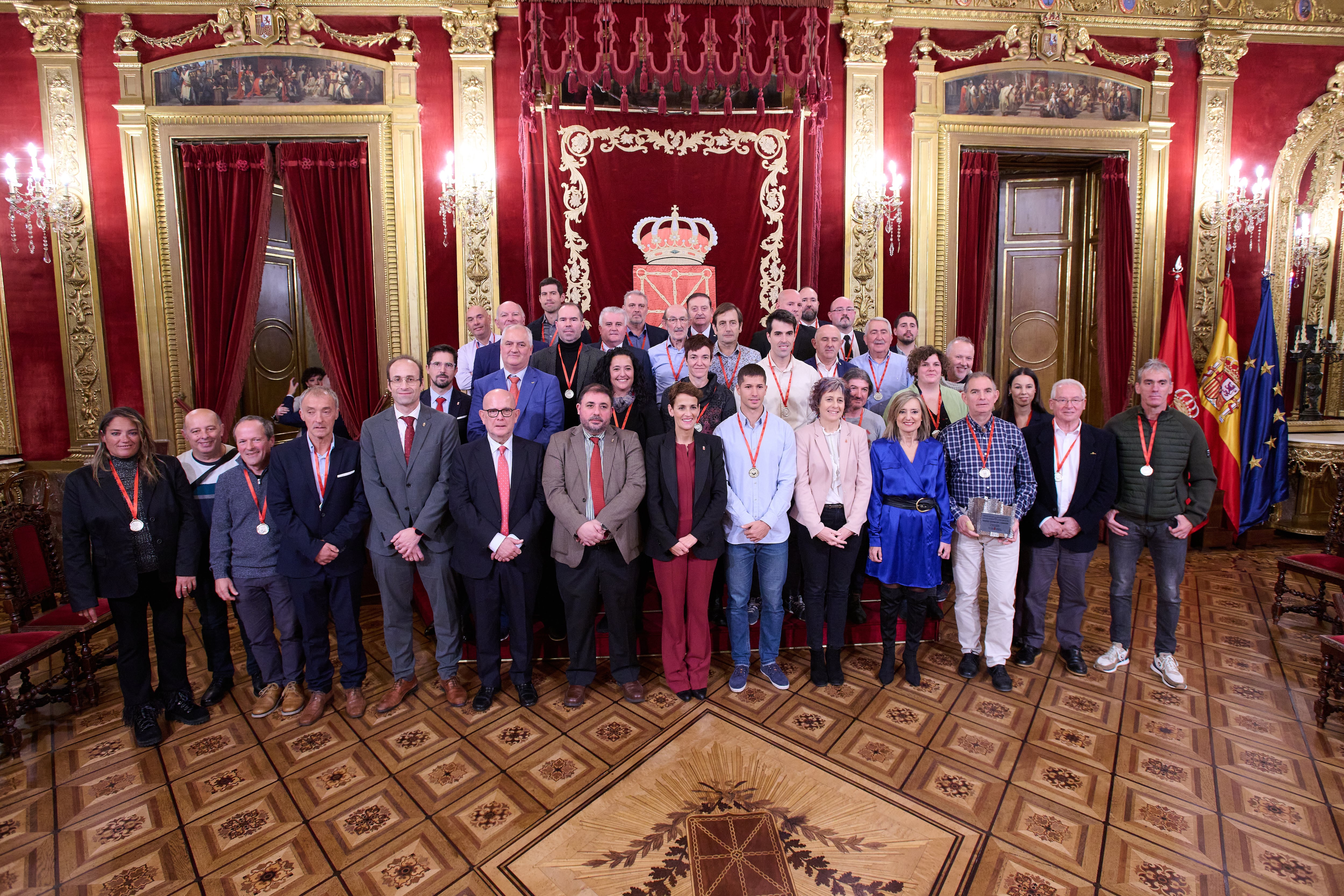 La presidenta de Navarra, María Chivite posa junto al patinador Ioseba Fernández y el resto de galardonados a las Medallas al Mérito Deportivo por su promoción del deporte en la Comunidad Foral