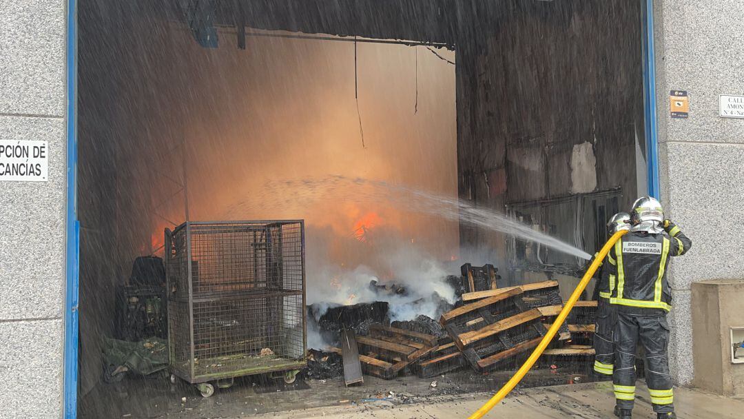 Varios bomberos del Ayuntamiento de Fuenlabrada trabajan en la extinción del incendio.