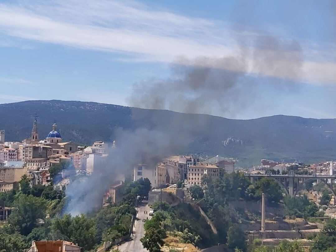 El incendio ha afectado a un barranco y unas viviendas de la calle San Miguel de Alcoy.