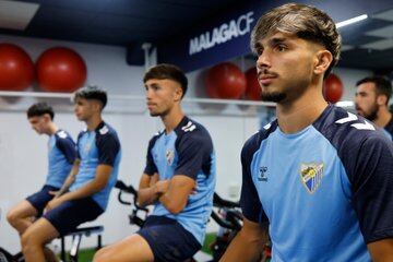 Kevin Medina y David Larrubia vuelven al trabajo en las instalaciones de La Rosaleda/ MCF FOTO