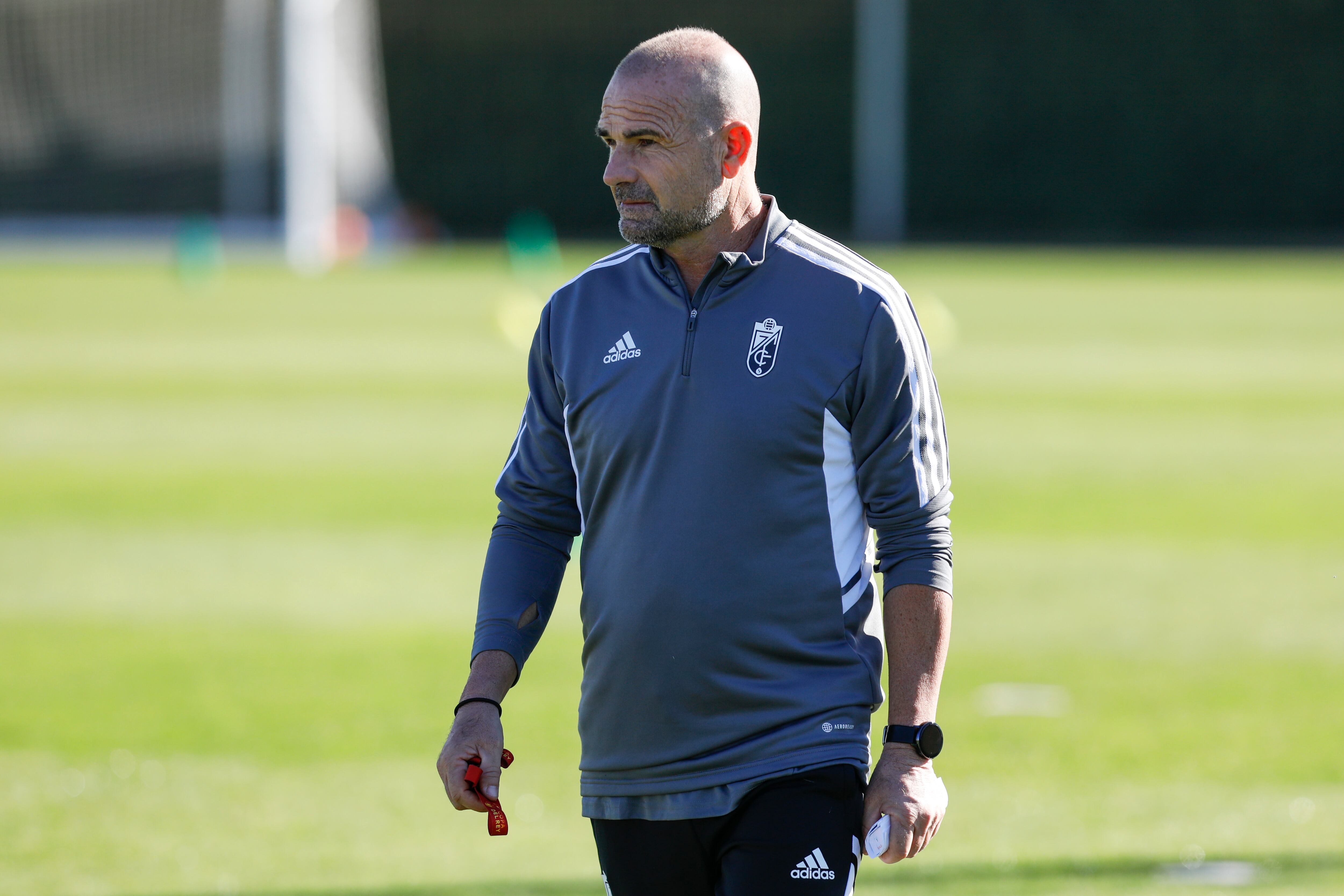 Paco López en una sesión de entrenamiento con el Granada. (Photo by Álex Cámara/NurPhoto via Getty Images)