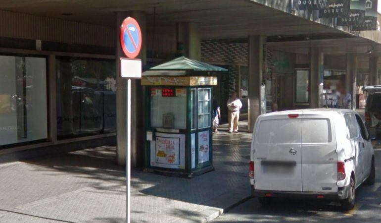 Kiosco de la ONCE a las puertas del Corte Inglés de la Plaza del Duque