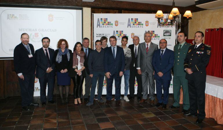 Imagen de los galardonados con los premios que entrega la Asociación de Empresas, Comerciantes y Autónomos de Tres Cantos por su labor en 2017