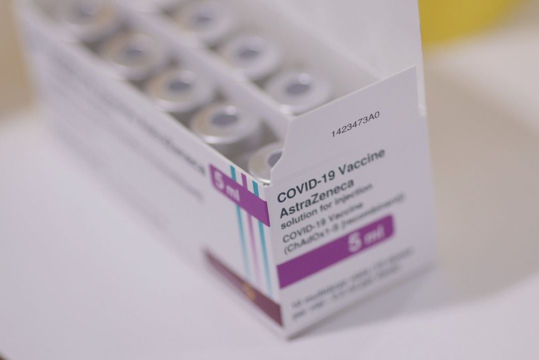 Caja con dosis de la vacuna de AstraZeneca contra el coronavirus.