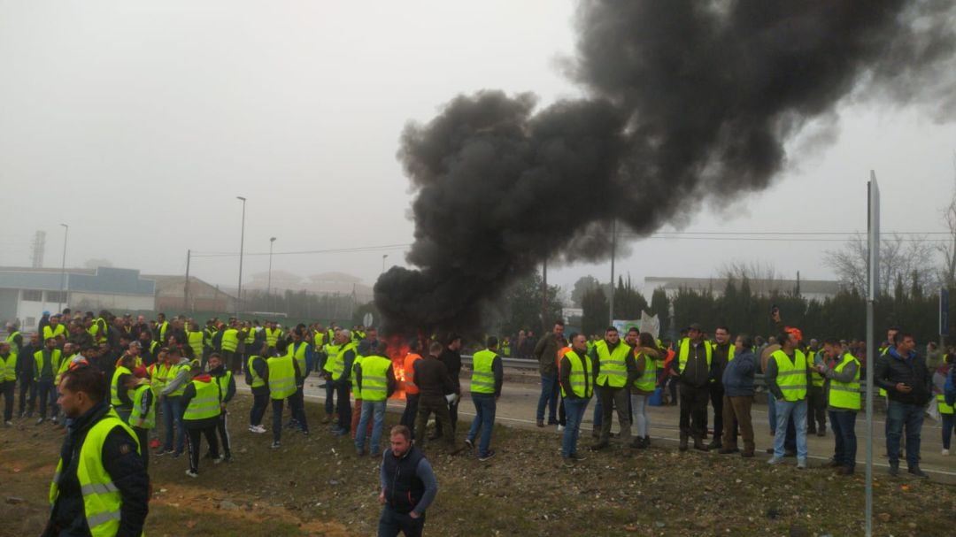 Agricultores cortando la A4 en La Carolina el pasado 30 de enero (archivo).