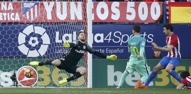 Messi marca el tanto de la victoria de su equipo en el Calderón (1-2).