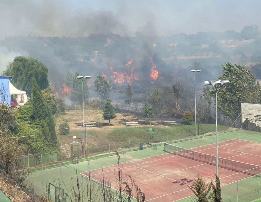 El incendio, junto al Club de Tenis Barbastro (Radio Barbastro)