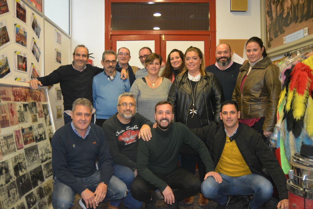 Posado de los vocales del jurado de adultos propuesto por el presidente, Manuel Camacho