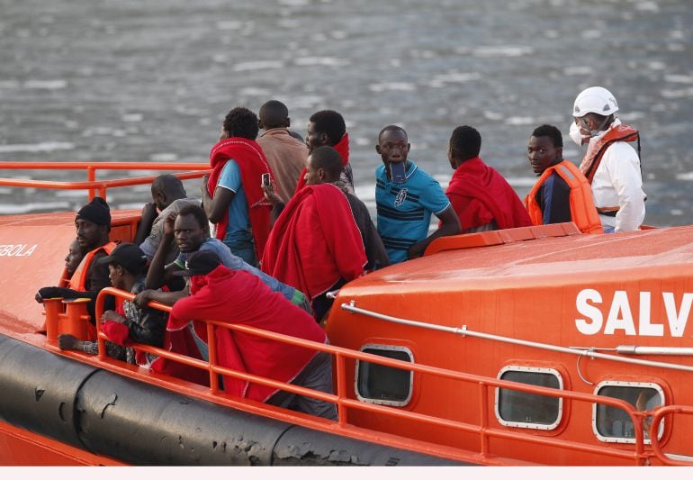 Varios de los subsaharianos que llegarón en patera a la isla de Alborán.