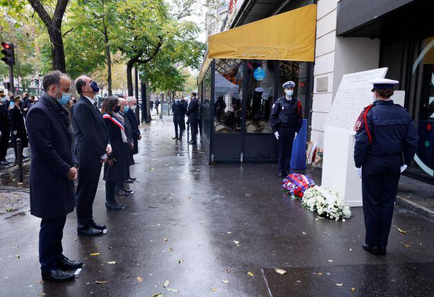 Autoridades del Gobierno francés rinden homenaje a las víctimas del atentado en la sala Bataclán.