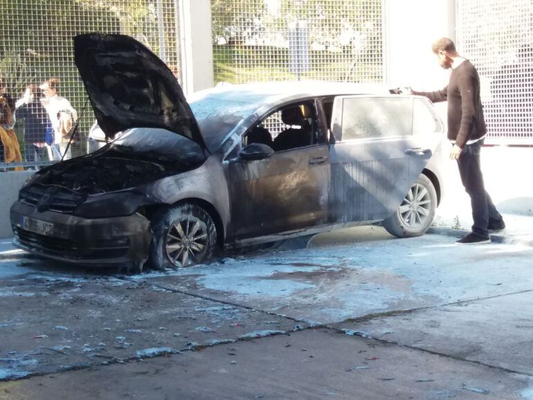 El vehículo ha quedado totalmente calcinado.