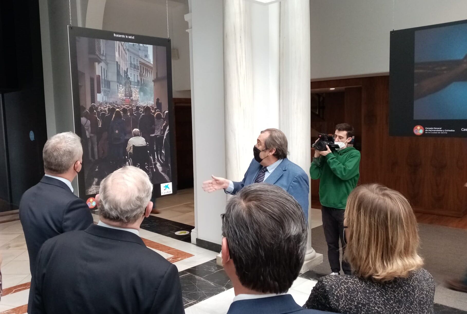 El fotógrafo Juan Manuel Serrano explica una de sus imágenes a las autoridades