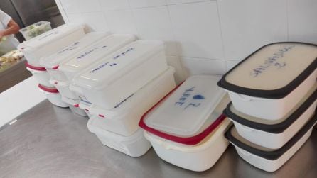 Fiambreras preparadas para las familias participantes de la Cocina Solidaria