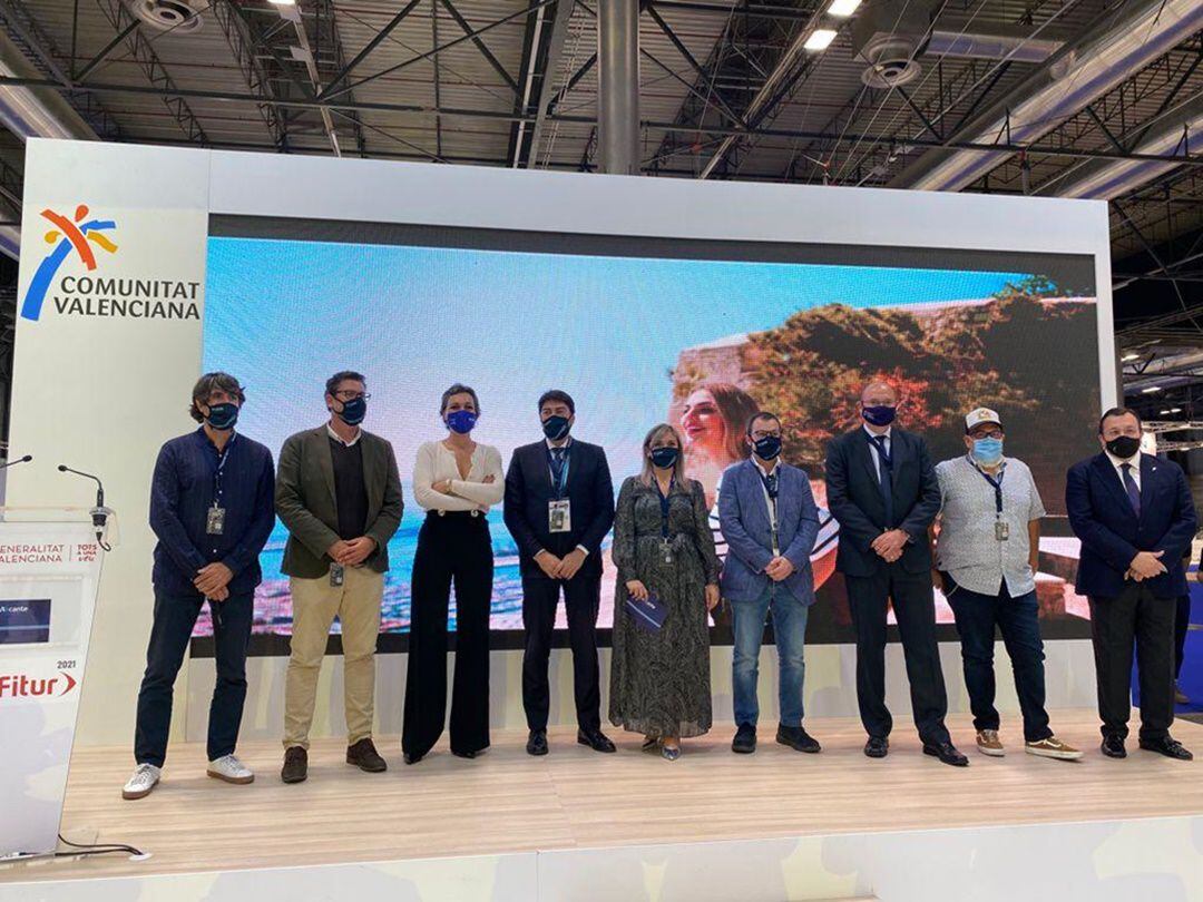 El alcalde de Alicante, Luis Barcala, junto a la edil de Turismo (c) y representantes del sector turístico en la presentación de The Ocean Race.